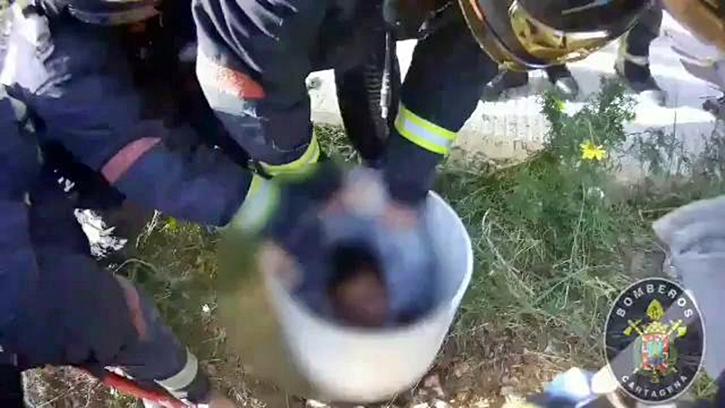 Rescatan a un niño de 7 años atrapado en un agujero