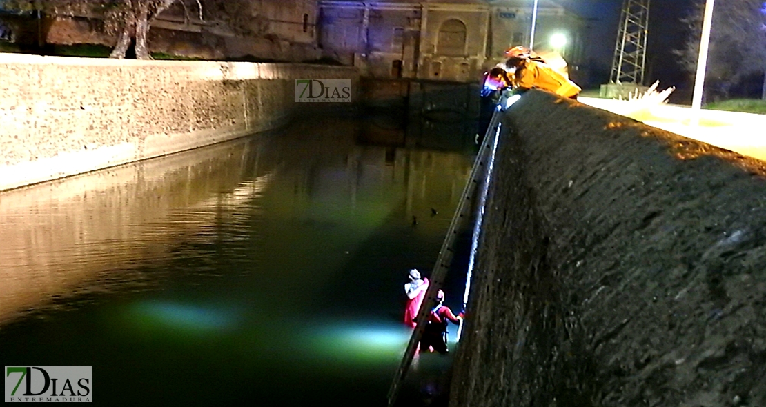 Imágenes del rescate a un joven en el río Guadiana (Badajoz)