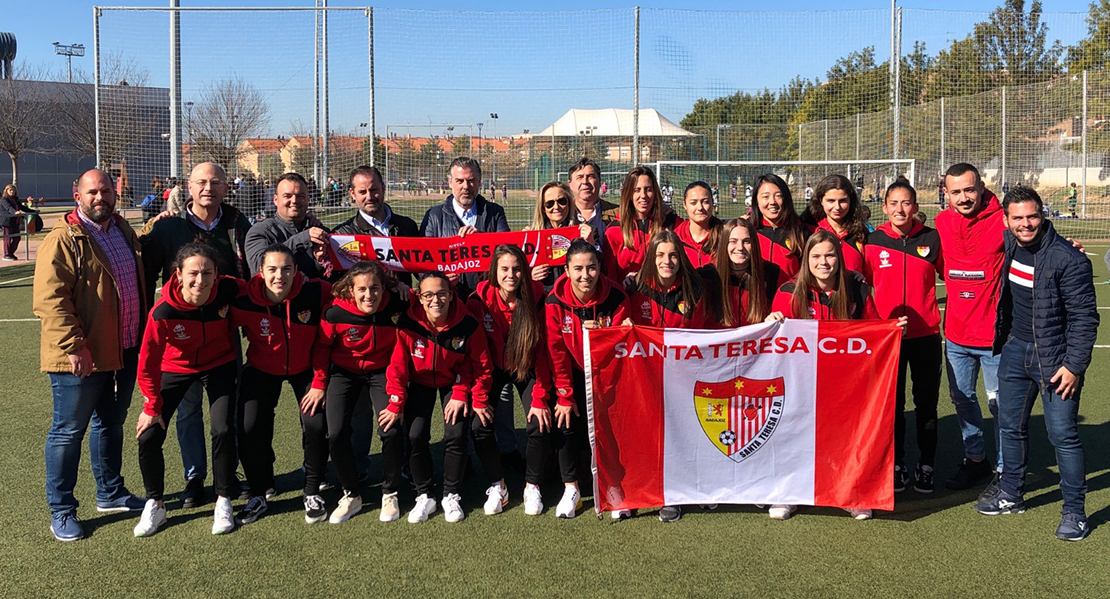 El Santa Teresa dona material deportivo a Perú