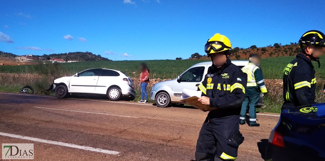 Choque frontolateral entre dos vehículos en la carretera de Valverde de Leganés