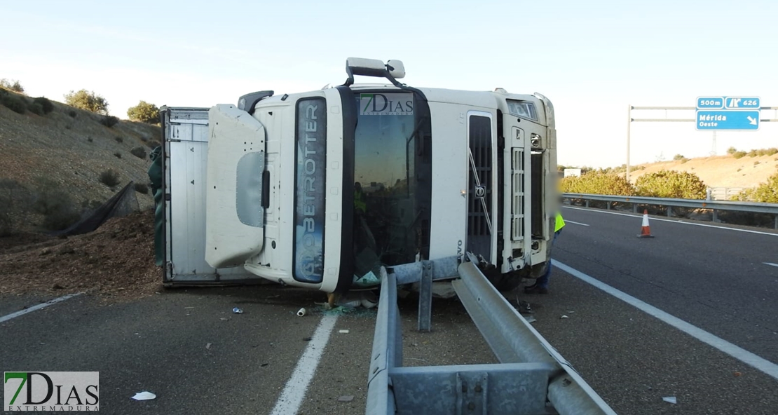 Accidente y vuelco de un camión en las proximidades de Mérida