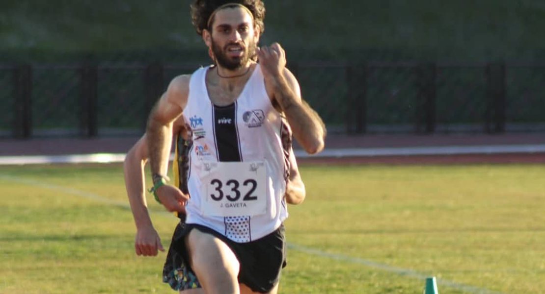 Jonathan Gaveta vuelve a batir el record de Extremadura de 800 metros