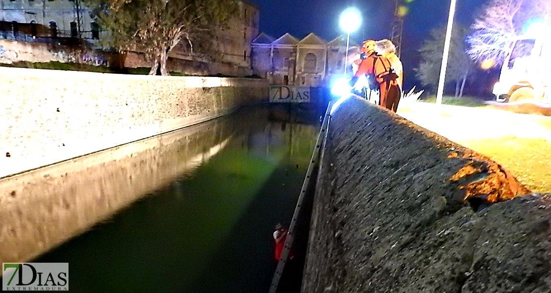 Imágenes del rescate a un joven en el río Guadiana (Badajoz)