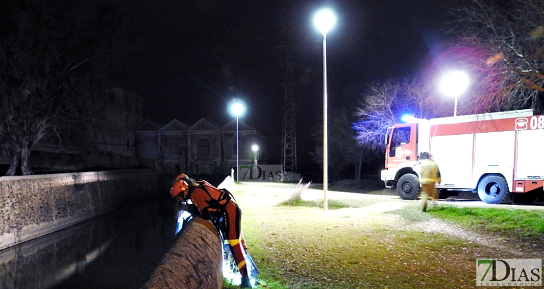 Imágenes del rescate a un joven en el río Guadiana (Badajoz)