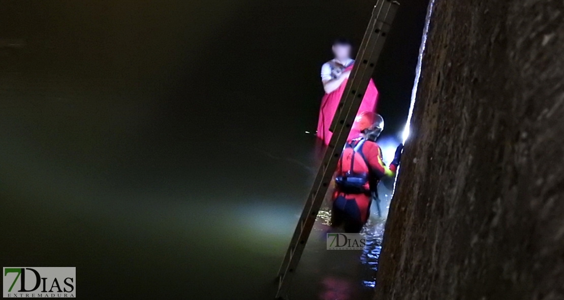 Imágenes del rescate a un joven en el río Guadiana (Badajoz)