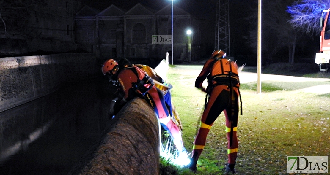 Imágenes del rescate a un joven en el río Guadiana (Badajoz)