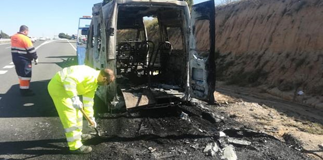 Una ambulancia de la empresa Tenorio se calcina a su paso por la A-5