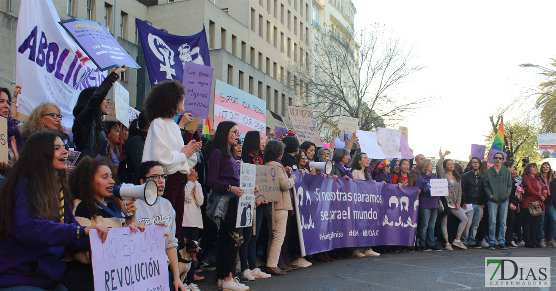 Más de 7.000 personas recorren las calles de Badajoz en el 8M