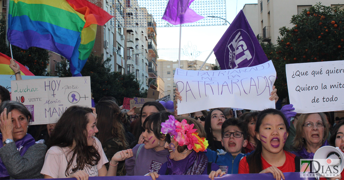 Más de 7.000 personas recorren las calles de Badajoz en el 8M