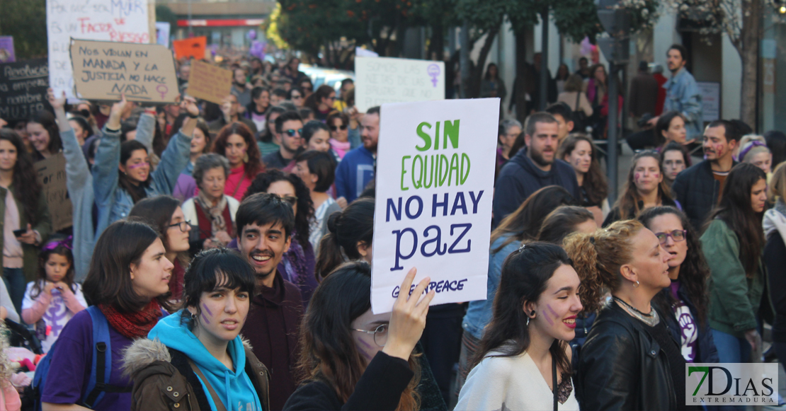 Más de 7.000 personas recorren las calles de Badajoz en el 8M