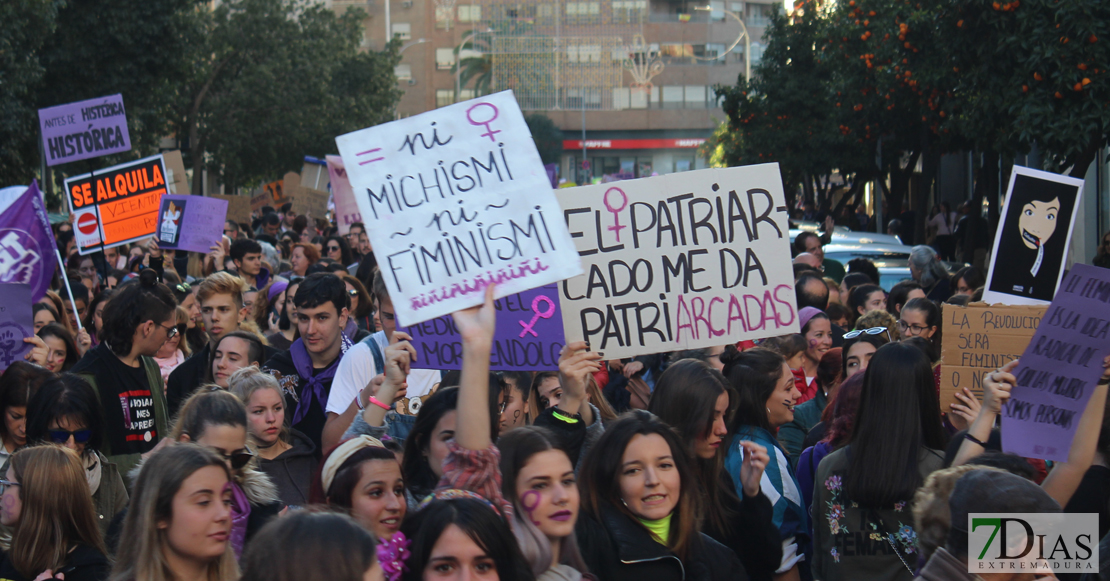 Más de 7.000 personas recorren las calles de Badajoz en el 8M