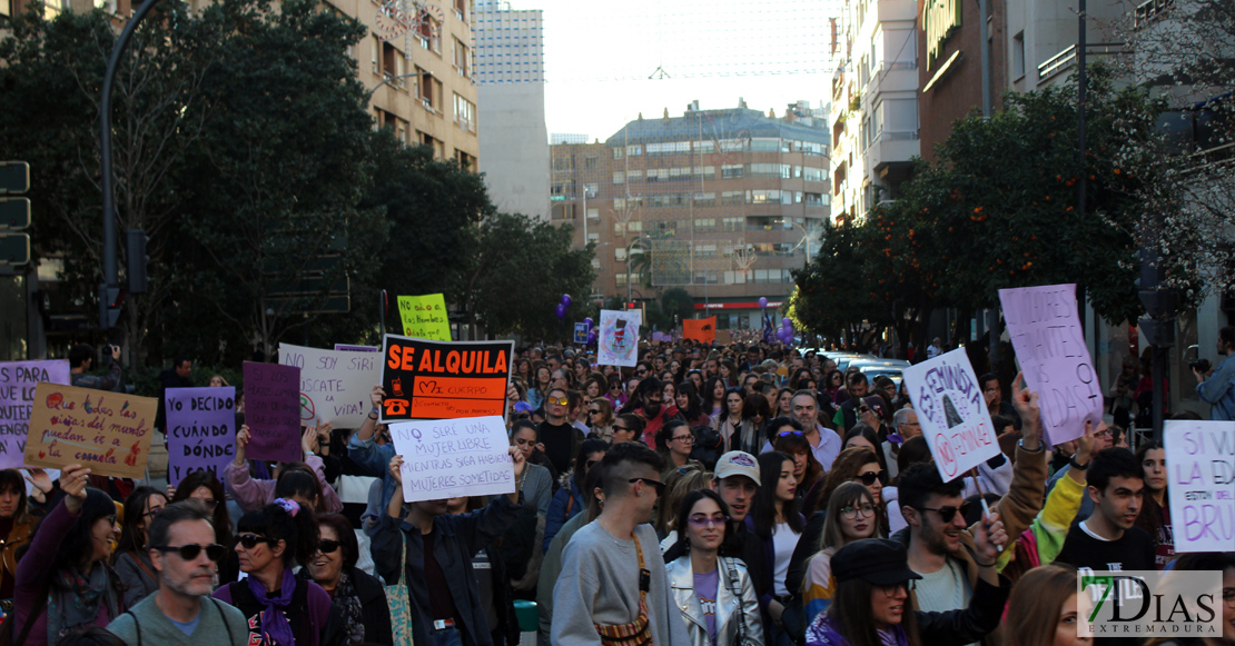 Más de 7.000 personas recorren las calles de Badajoz en el 8M