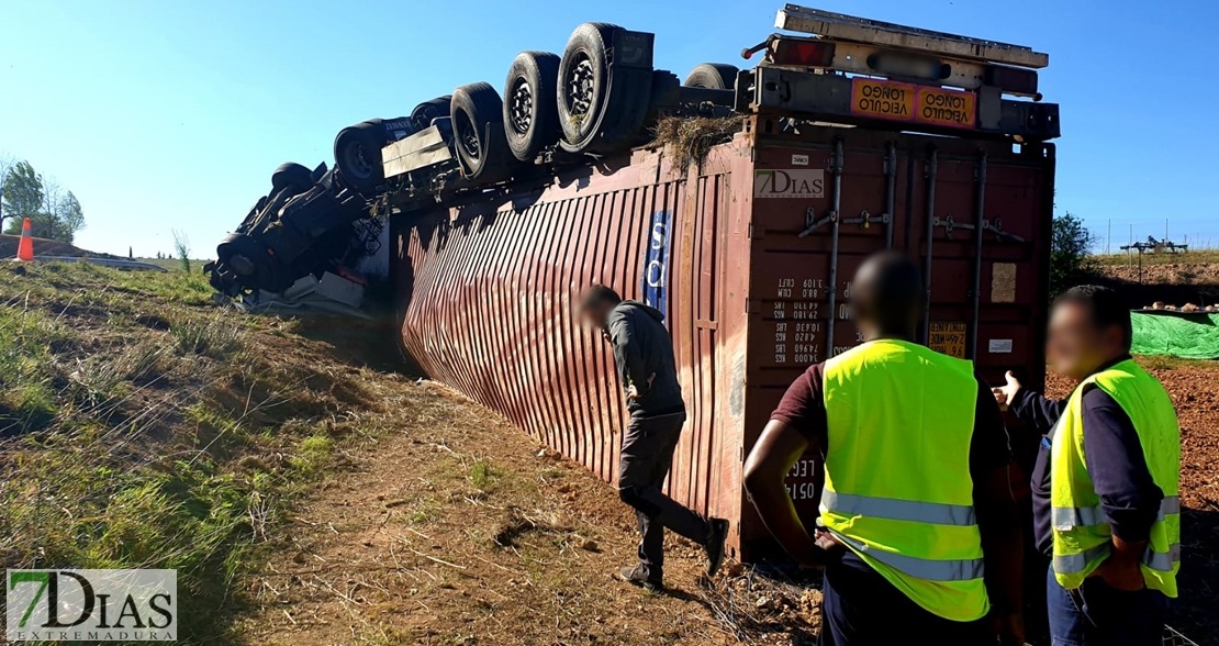 Vuelco de un camión en un accidente en Tierra de Barros