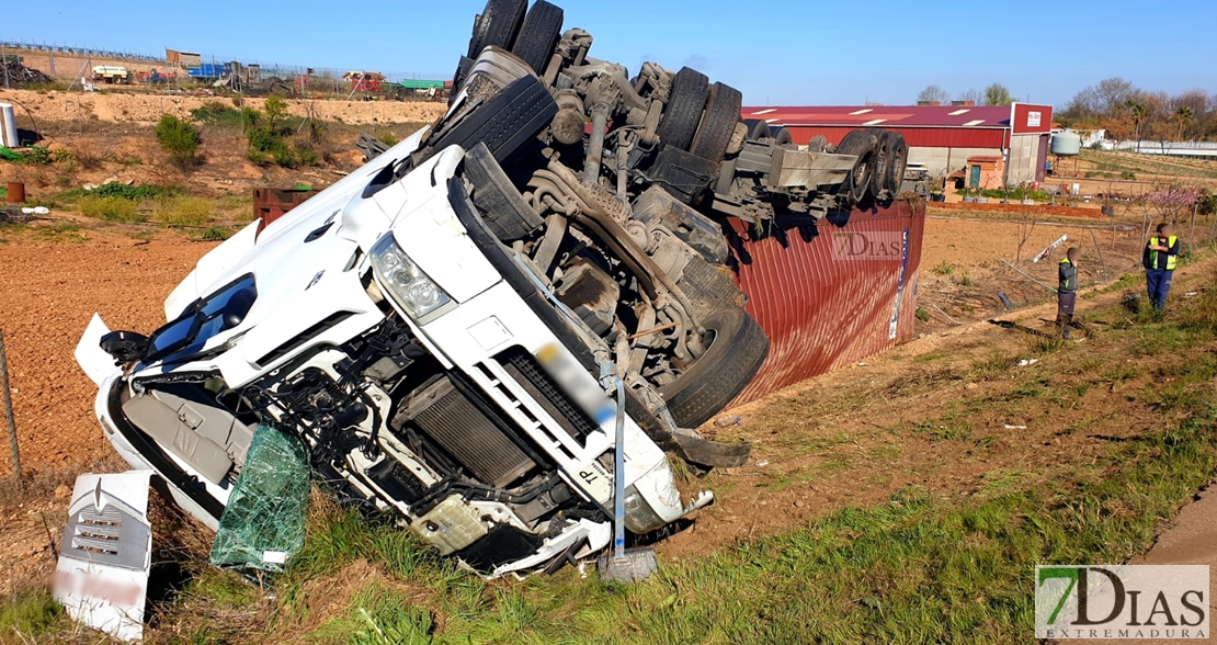 Vuelco de un camión en un accidente en Tierra de Barros