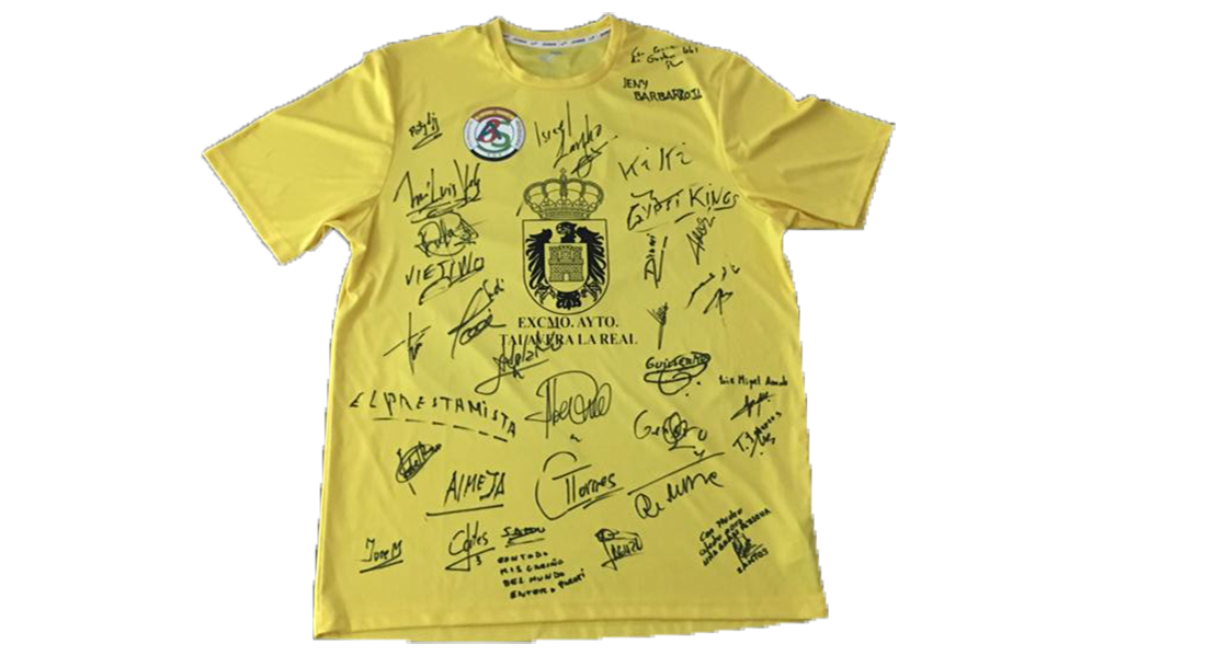 ¿Quieres una camiseta firmada por los famosos del triangular entre gitanos, guardia civiles y famosos?