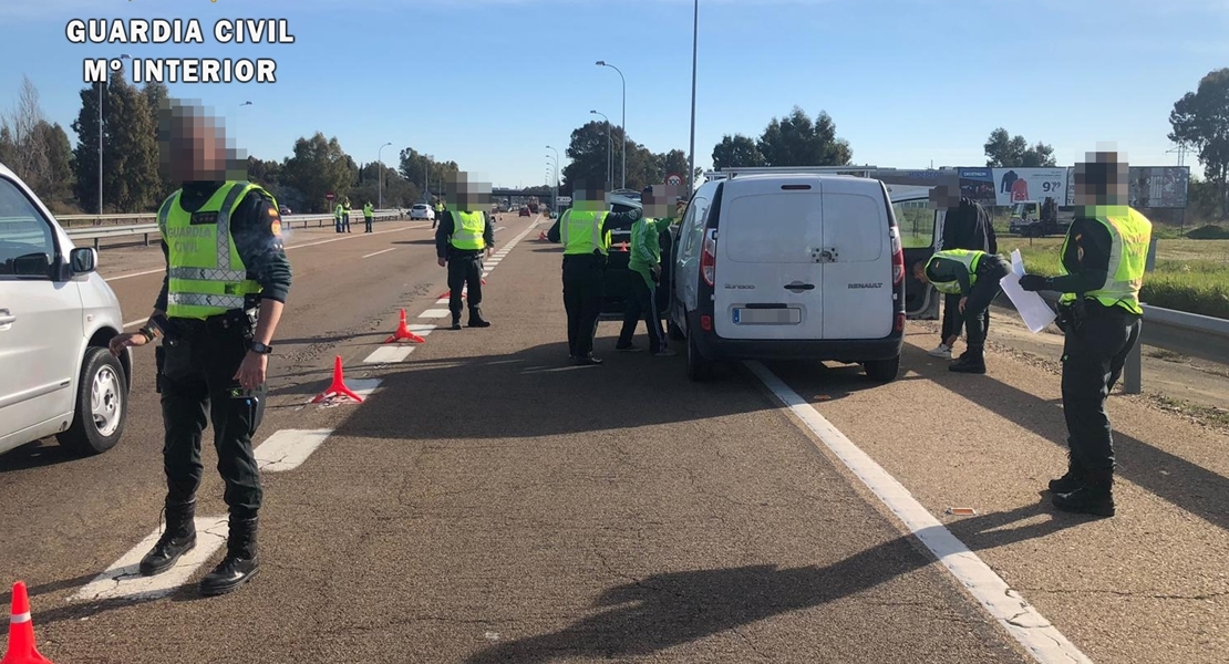 Badajoz: Tira por la ventanilla su cargamento de drogas al ver un control