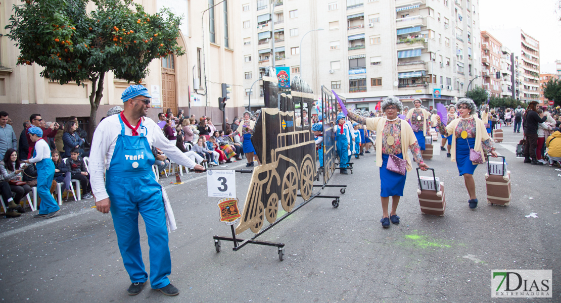 Los artefactos añaden diversión y buen rollo al desfile de comparsas