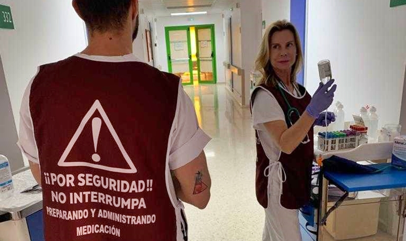 Los hospitales del Área de Mérida implantan los chalecos “Stop interrupciones”