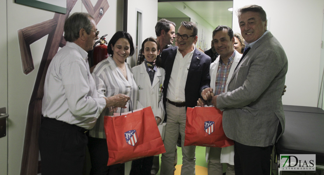La Fundación Atlético de Madrid reparte alegría en el Materno Infantil