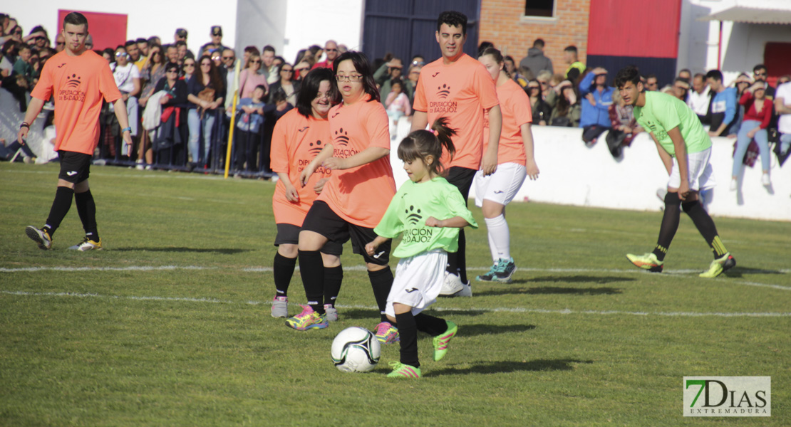 Imágenes del triangular solidario Gitanos, Guardia Civiles y famosos II