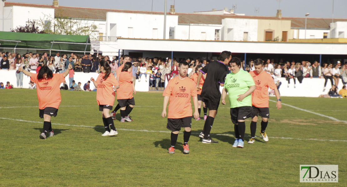 Imágenes del triangular solidario Gitanos, Guardia Civiles y famosos II