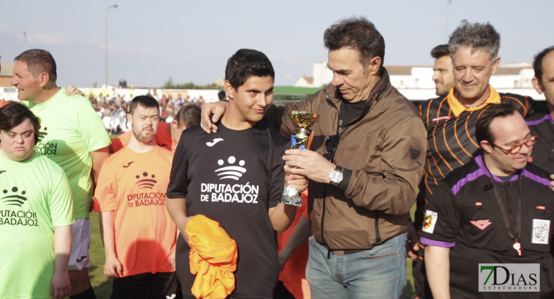 Imágenes del triangular solidario Gitanos, Guardia Civiles y famosos