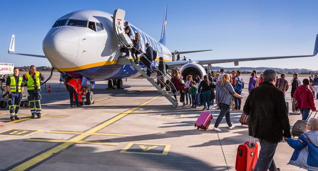 La comida y las piernas le ganan al sexo entre quienes viajan en avión