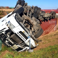 Vuelco de un camión en un accidente en Tierra de Barros