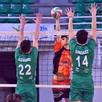 El Cáceres Voleibol supera con claridad al Kinesiss Fisioterapia Oleiros