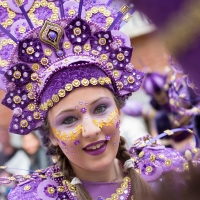 Los mejores primeros planos del gran desfile de comparsas en Badajoz