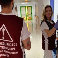 Los hospitales del Área de Mérida implantan los chalecos “Stop interrupciones”