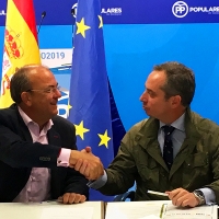 Monago firma un decálogo para apoyar la caza en Extremadura