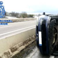 Un policía nacional fuera de servicio auxilia a tres personas tras sufrir un accidente