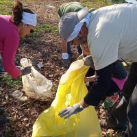 Limpieza del Guadiana en Mérida: Personas voluntarias recogen 30 kilos de basura en 20 minutos