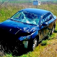 Los bomberos rescatan a una mujer del interior de un coche accidentado