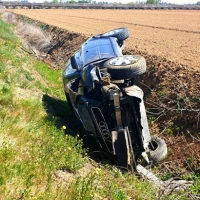 Una joven pierde el control de su turismo y acaba en la cuneta