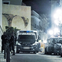 La Policía lleva a cabo una redada en la calle José Lanot