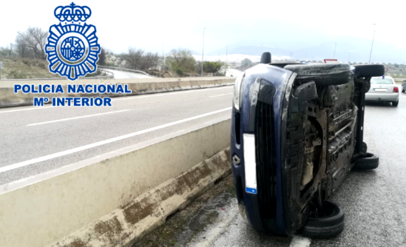 Un policía nacional fuera de servicio auxilia a tres personas tras sufrir un accidente de tráfico