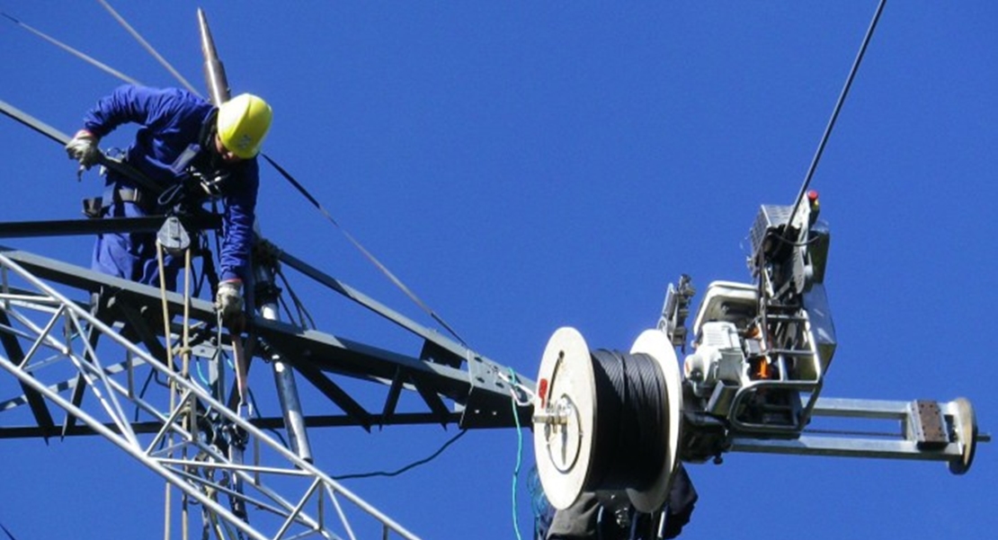 La Junta analiza sus ayudas para la implantación de fibra óptica