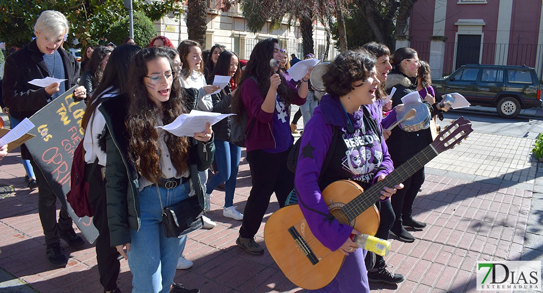 Una cacerolada estudiantil apoya la Huelga del 8M