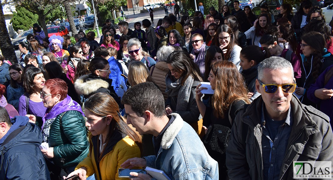 Una cacerolada estudiantil apoya la Huelga del 8M