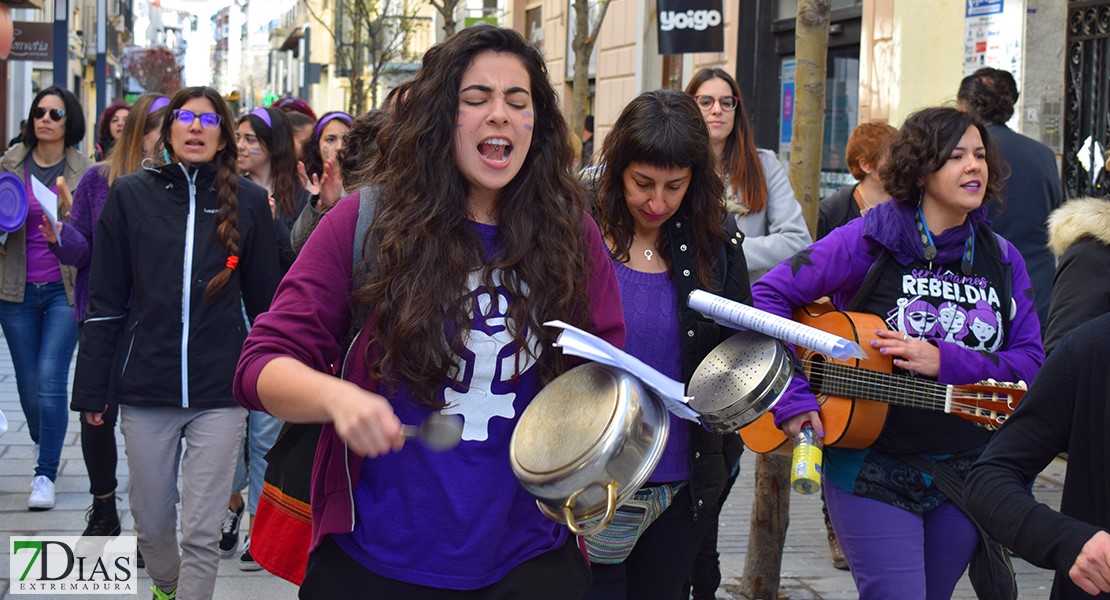 Una cacerolada estudiantil apoya la Huelga del 8M