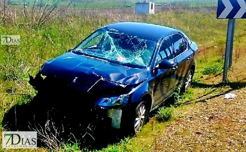 Los bomberos recatan a una mujer del interior de un coche accidentado