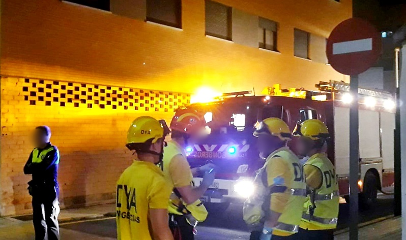 El fuego calcina varios vehículos en Cáceres