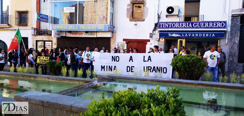 Manifestación en contra de la reapertura de una mina de uranio en Extremadura