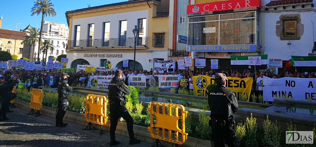 Manifestación en contra de la reapertura de una mina de uranio en Extremadura