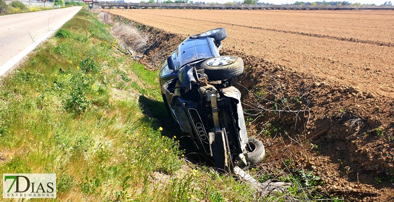 Una joven pierde el control de su turismo y acaba empotrada en la cuneta