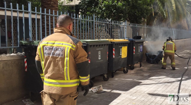 Incendio de un contenedor en las traseras de Sfera (Badajoz)