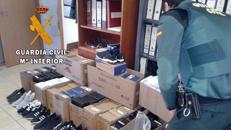 La Guardia Civil interviene 83 pares de zapatillas deportivas falsificadas