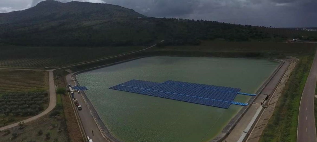 Instalan placas fotovoltaicas en una balsa de riego para ahorrar costes en el bombeo del agua